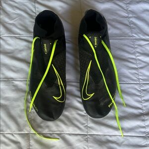 NIKE SOCCOR CLEATS